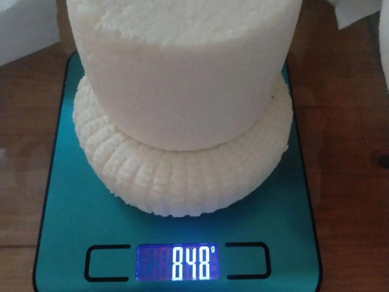 Адыгейский сыр Марины на весах